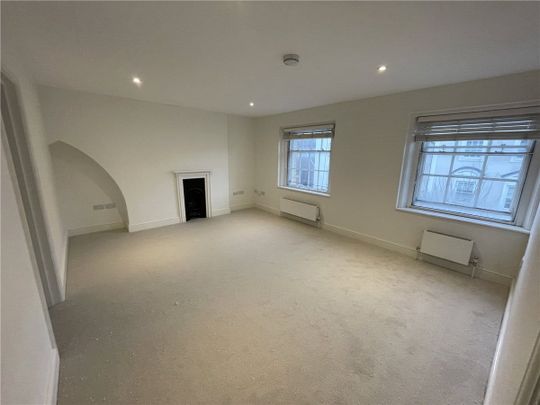 Attractive, top floor 2 bedroom apartment in converted period building which has been redecorated and recarpeted throughout. Nearby amenities include shops, cinema and several pubs and restaurants. - Photo 1