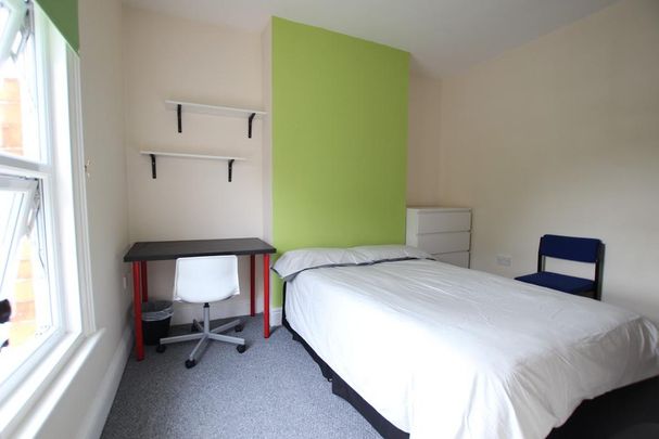 4 bedroom semi-detached house to rent - Photo 1