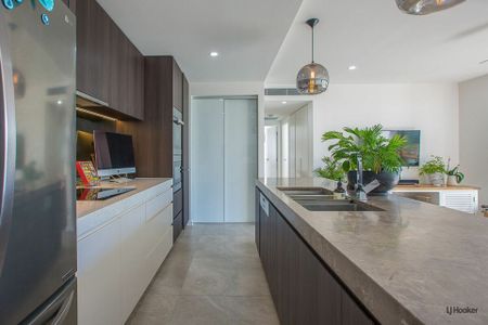 Contemporary Two Bedroom Apartment - Perfect Location! - Photo 3