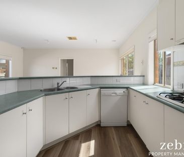 Spacious & Light-Filled Living in the Heart of Taylors Hill - Photo 3