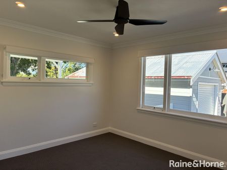 Beautifully Renovated & Decorated Classic 1950's Cottage in Bowral - Photo 2