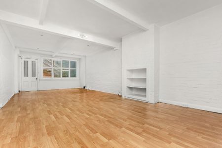 Character Spacious Studio Apartment - Photo 3