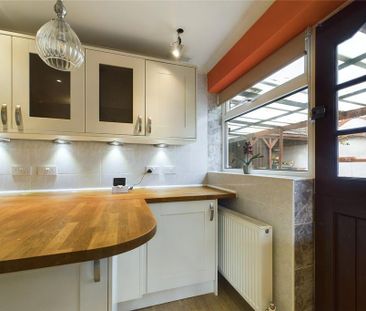 4 bedroom semi-detached house to rent - Photo 2