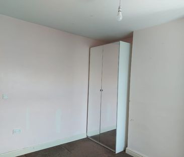 2 Bed Terraced House, Parry Street, LE5 - Photo 2