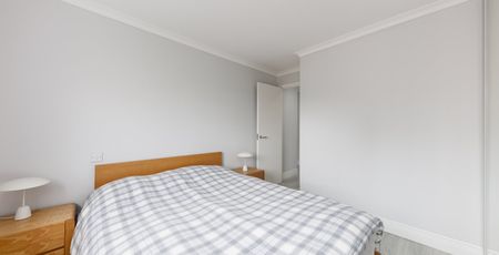 A well-presented one-bedroom apartment ideally located in the heart of Docklands, offering excellent access to Canary Wharf and the City. - Photo 5
