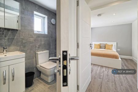 1 bedroom in a house share to rent - Photo 3