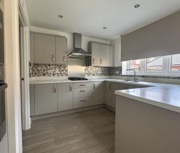 4 bedroom detached house to rent - Photo 3