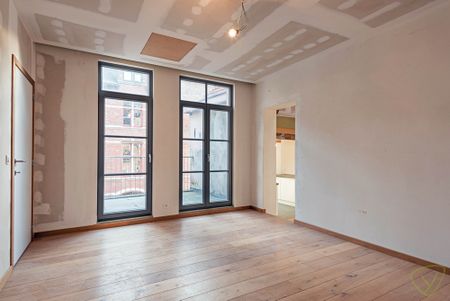 Uitzonderlijk en volledig vernieuwd duplex-appartement gelegen op de Markt van Eeklo! - Photo 2