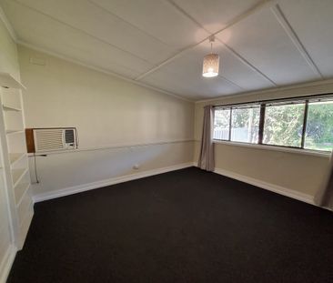Charming Renovated Three-Bed Home in Albury - Photo 5