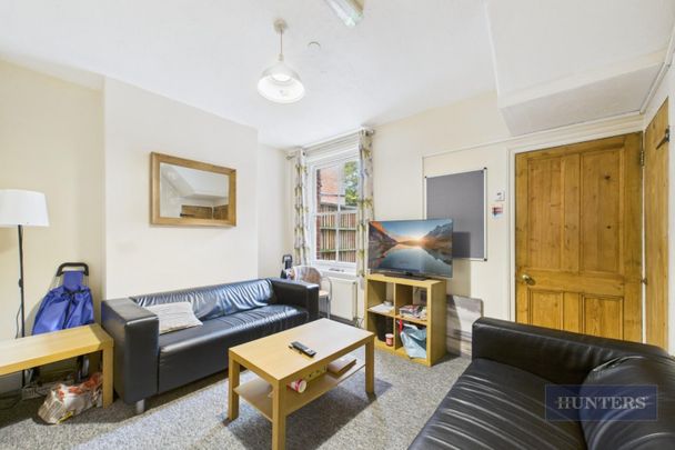 6 bedroom House To Let Total Size: 1539 SQ FT - Photo 1