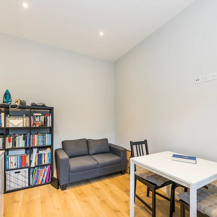 Oakland Road, Crickelwood, NW2 - Photo 1