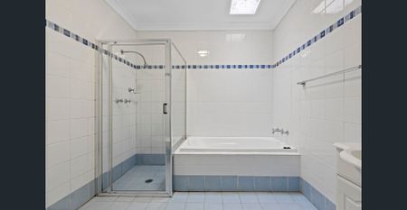 Stylish, Spacious & Private Villa with Double Garage - Photo 4