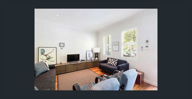 Stunning four bedroom terrace with lock up garage and self contained studio - Photo 1