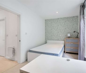 Welcome to this beautifully presented three-bedroom townhouse, idea... - Photo 3