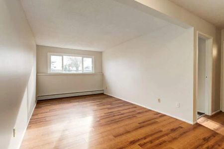 - 2 Bedroom at Sutherland Manor - Photo 4