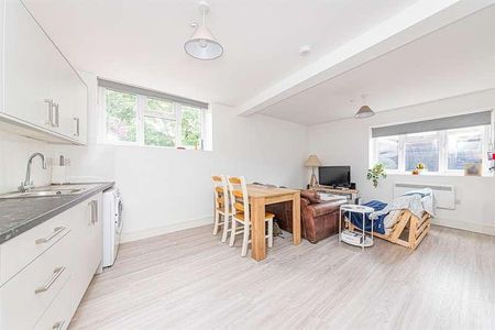 Broad Street Walk, Wokingham, RG40 - Photo 3