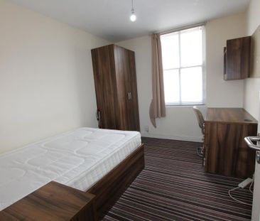 3 bedroom flat to rent - Photo 3