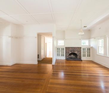 FAMILY HOME IN GREAT LOCATION! - Photo 4