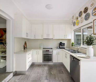 Delightful three-bedroom home with period charm - Photo 4