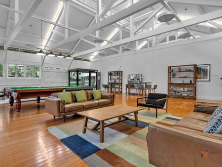 Soho-Style Ground Floor Apartment – 2 Bedrooms, 1 Bathroom, 2 Levels – For Rent - Photo 5