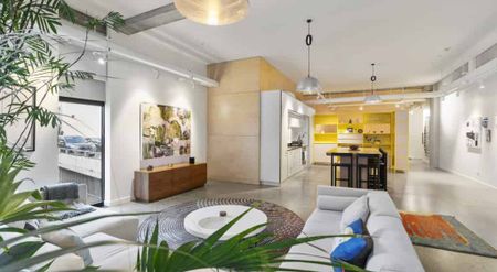 Brilliant location + NY feel - Photo 2