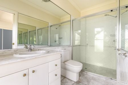 Charming 3-Bedroom Townhouse in the Heart of Indooroopilly. - Photo 3