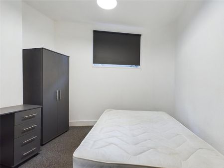 6 bedroom end of terrace house to rent - Photo 2