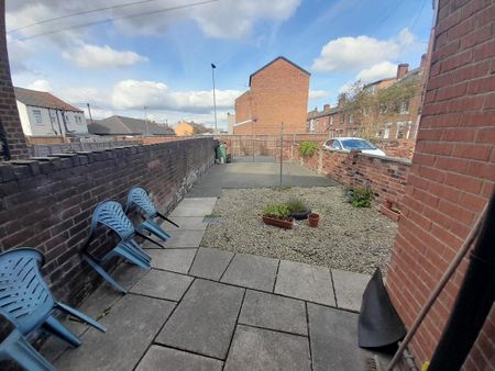 1 bedroom in a house share to rent - Photo 4