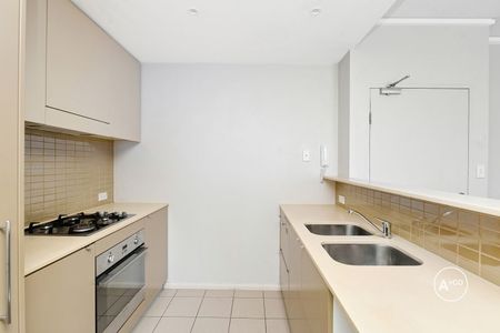 Spacious Two-Bedroom Apartment with Double Balcony Living - Photo 3