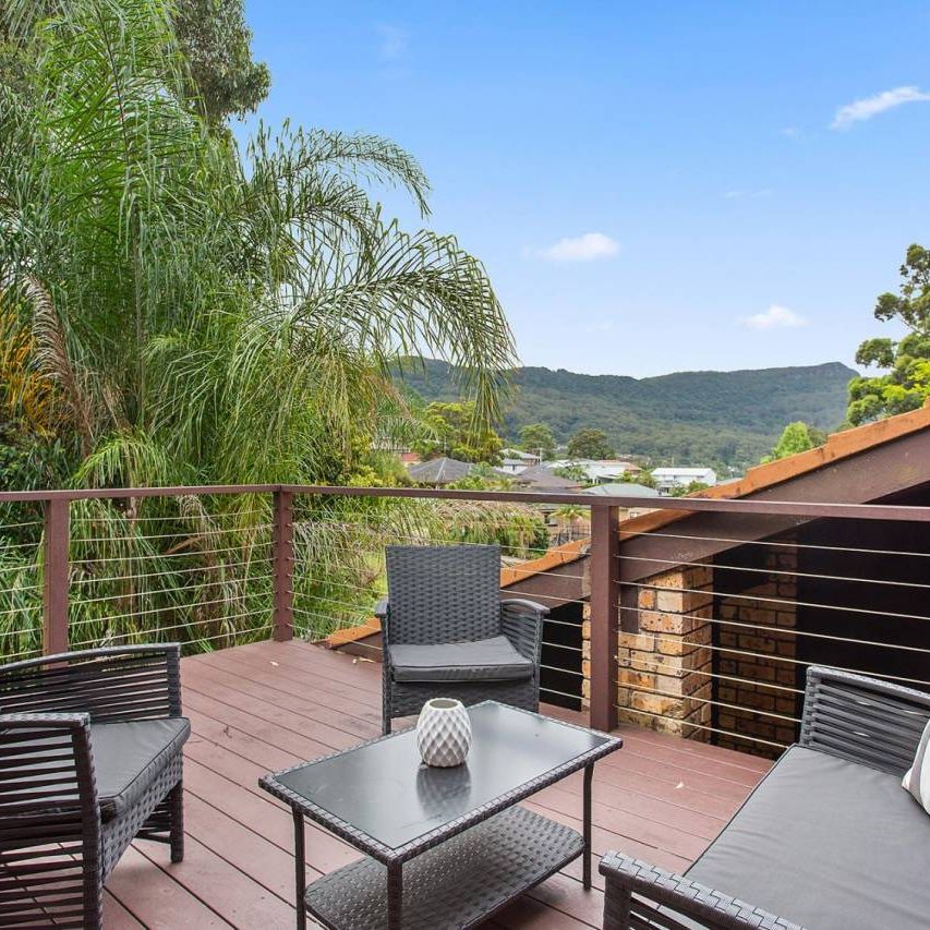 Spacious Five-Bedroom Home with Stunning Escarpment Views and Multiple Living Areas - Photo 1