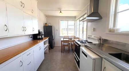 Beautiful 3 Bedroom Home - Photo 4