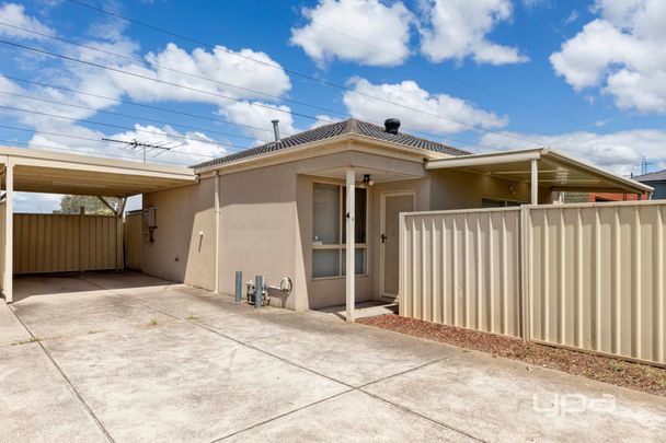 Cosy 2-Bedroom Unit in the Heart of St Albans - Photo 1