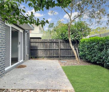 STUNNING 3 BEDROOM TOWNHOUSE IN A PRIME LOCATION - Photo 3