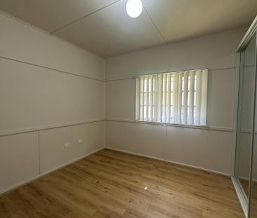 RENOVATED THREE BEDROOM HOUSE - Photo 3