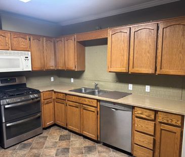 Large Upper Home - Photo 2