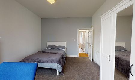 Modern 6-Bedroom Student House with Spacious Garden - Photo 4