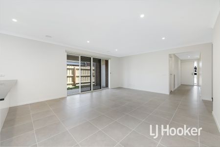 Modern Four Bedroom Home! - Photo 3