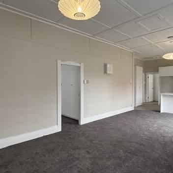 RENOVATED THREE BEDROOM BUNGALOW - Photo 3