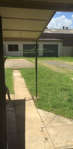 For Rent - One Bedroom Semi House with Parking - Photo 1