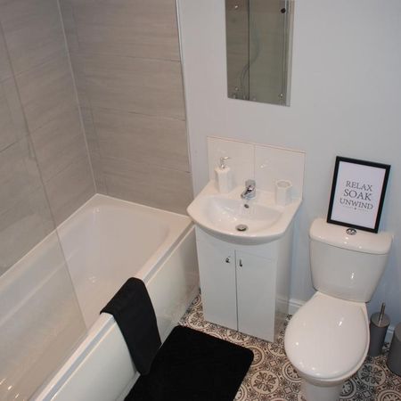 1 bedroom in a house share to rent - Photo 3