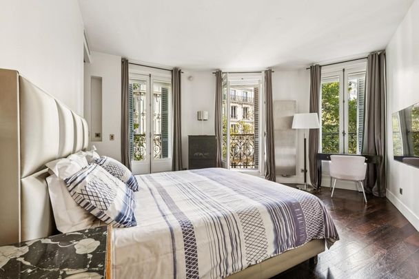 Appartement • Saint Philippe du Roule - Photo 1