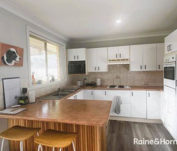 FAMILY HOME WITH SPACIOUS YARD - Photo 5