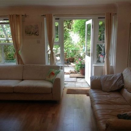 3 Bed - Louisa Close, London - Photo 1