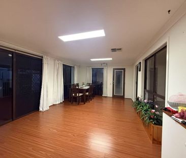 Fully furnished room in Calamvale – Shared house with pool - Photo 6