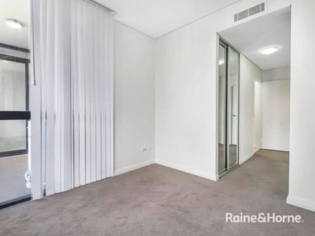 Modern & Spacious Two Bedroom Apartment - Photo 2