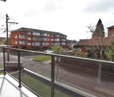 Large two bedroom apartment with double garage - Photo 5