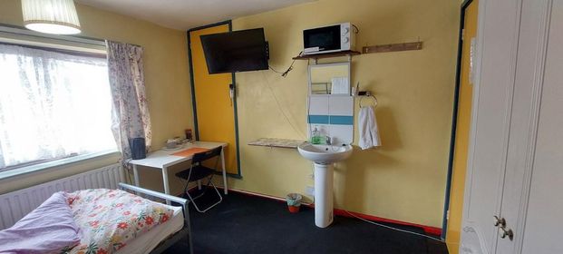1 bedroom in a house share to rent - Photo 1