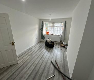 4 bedroom semi-detached house to rent - Photo 2