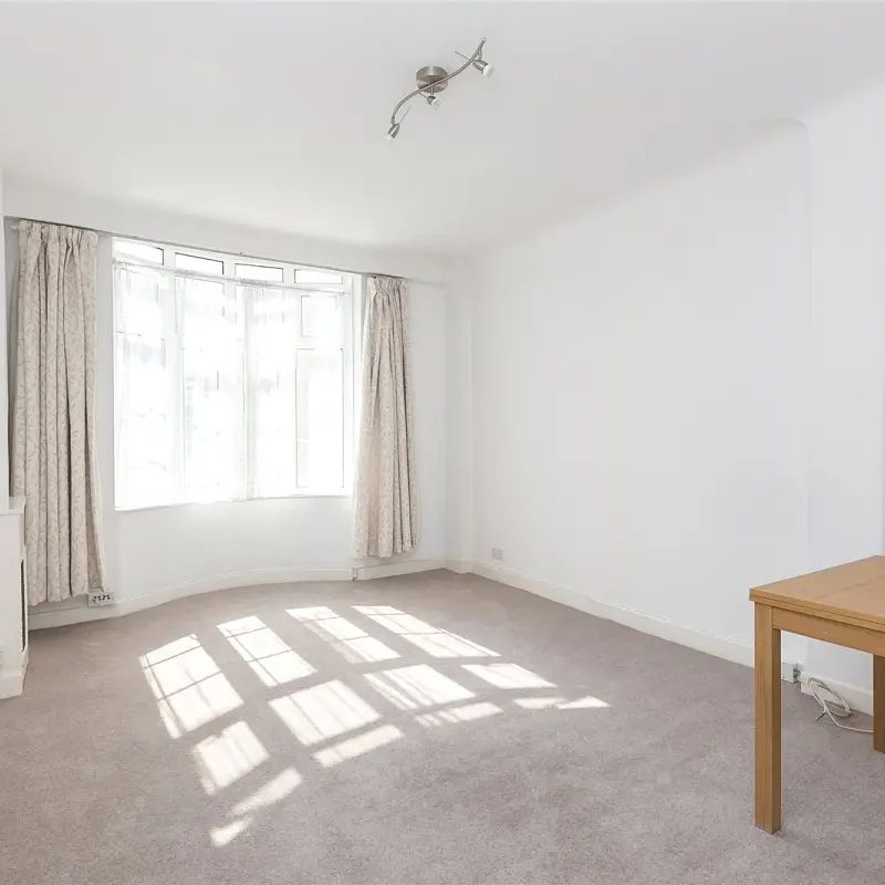 1 bedroom flat in 33 Grove End Road - Photo 1