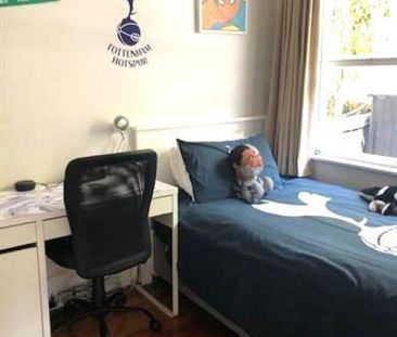 Sunny, fully fenced home - Photo 6